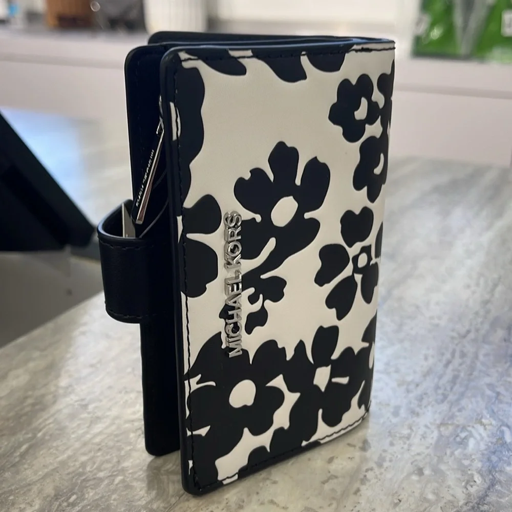 Michael Kors Jet Set Medium Floral Print Bi-Fold Wallet
Black 
NWT - Picture 12 of 16